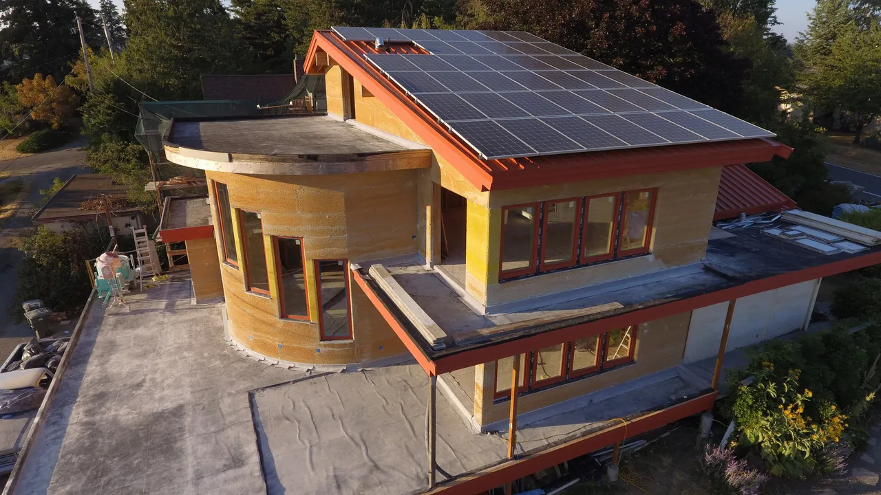 Casa terminada de hempcrete con paneles solares en el techo